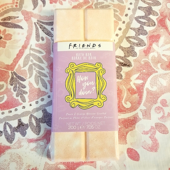 3 Piece Friends The TV Series Bath Body Bar Crystals Loofah Gift Set Bundle NWT - Picture 2 of 7